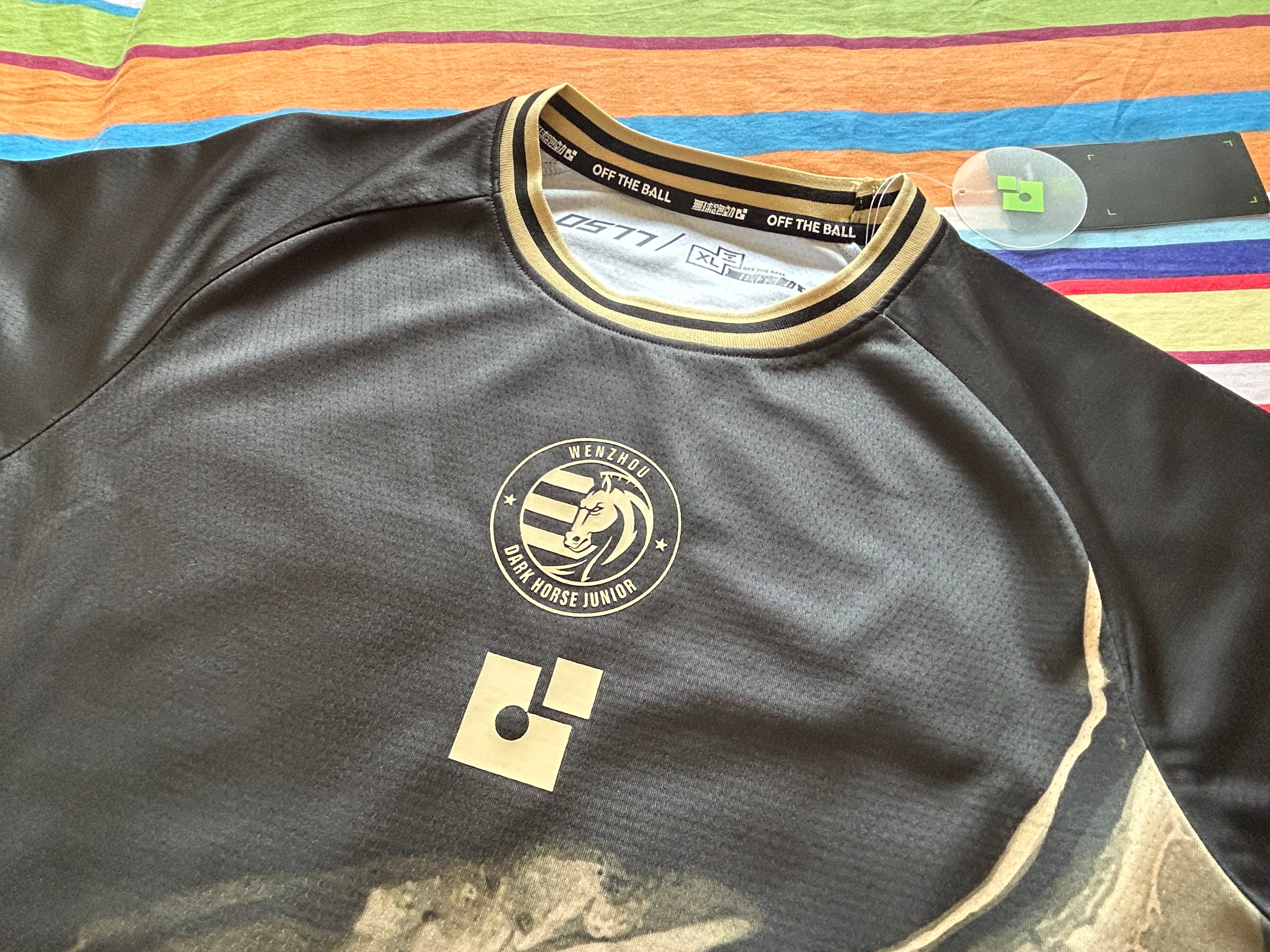 今年携手温州FC，不出意外又推出了相当赞的设计！入了一套黑色主场和黑金热身服，必