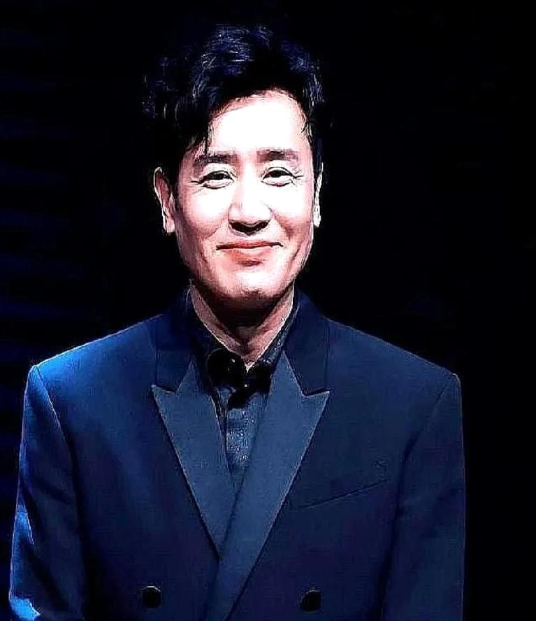 于和伟的演技风格具有以下几个显著特点：

细腻而深邃**：于和伟的表演非常细腻，