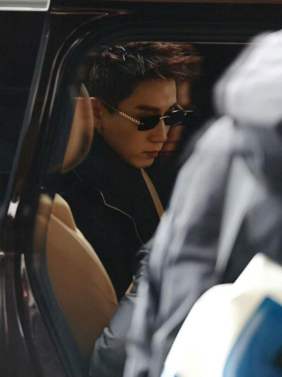 王子奇桃花坞归国少爷上班 谁看了王子奇今天这身不说一句绝！墨镜一戴直接变身豪门继