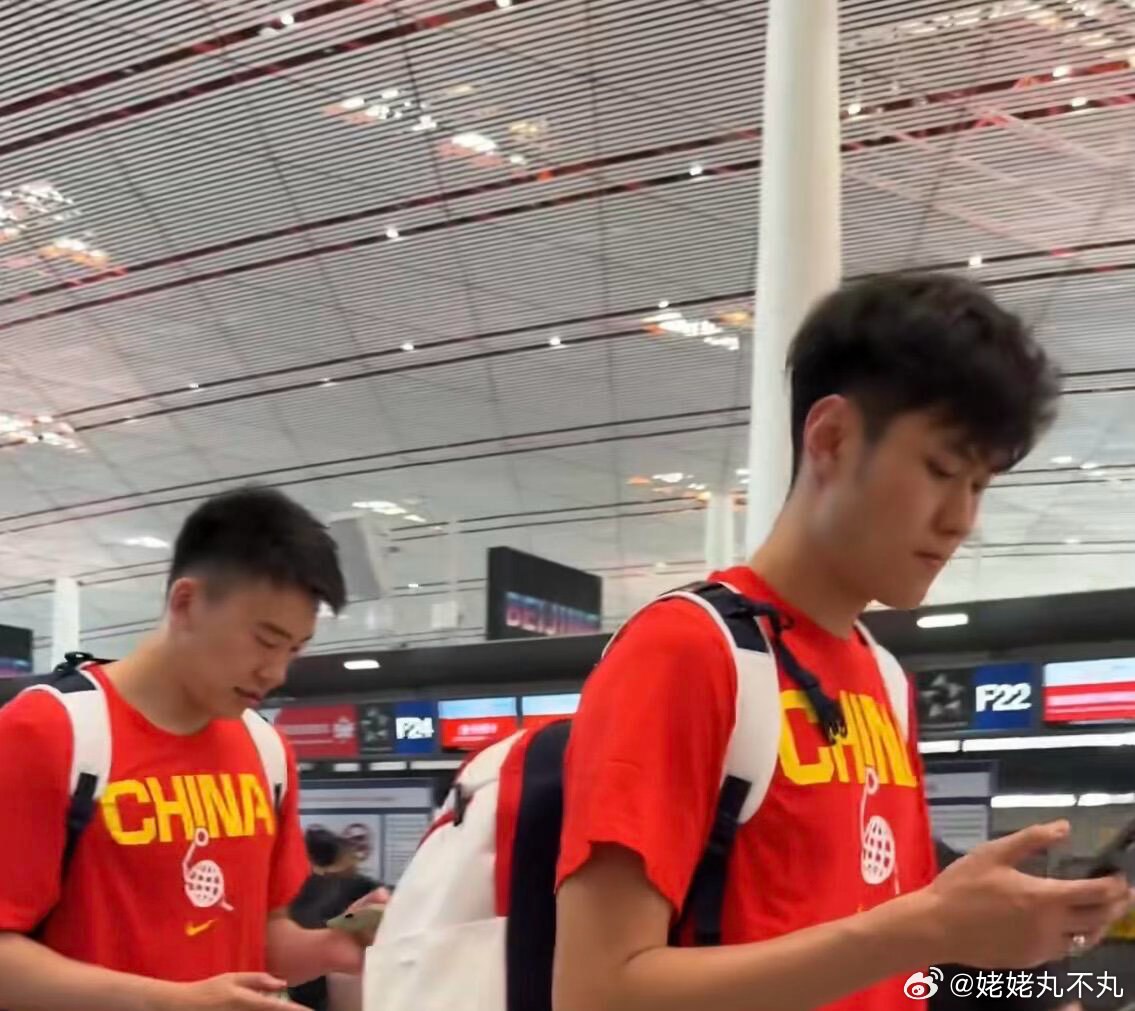 中国男篮抵达沈阳备战世预赛中国男篮移师沈阳，郭士强点兵21将。赵继伟高诗岩在家门