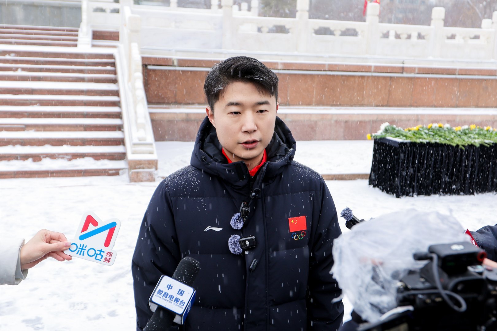 冬奥冠军武大靖现身阳光体育大会，与青少年一同赴烈士陵园向人民英雄献花，以行动号召