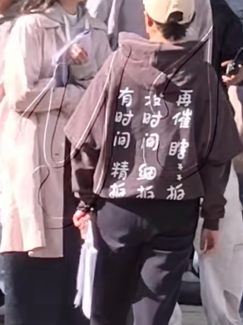 冬风吹又生工作人员的衣服：有时间精拍，没时间细拍，再催瞎拍[笑cry] ​​​