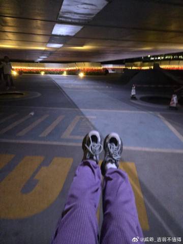 一个人散步就是好，想去哪就去哪。来荡秋千