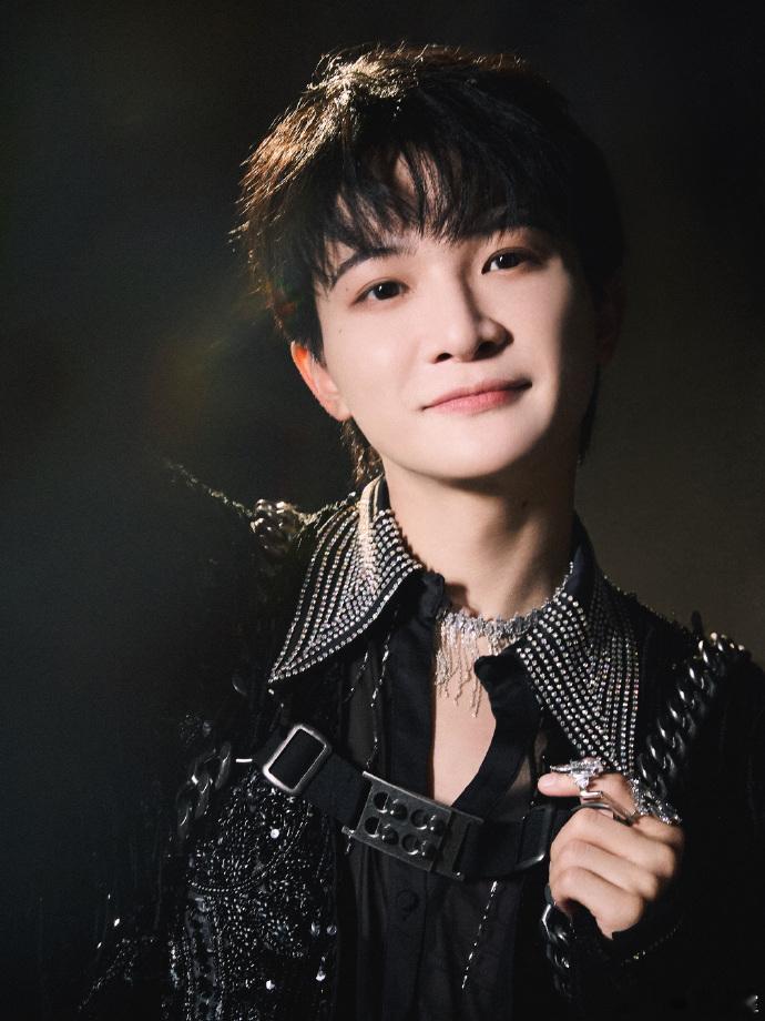 周深 内娱跨年舞台细糠 周深在这次内娱跨年的表现简直绝了呀！5 台晚会连轴唱，1