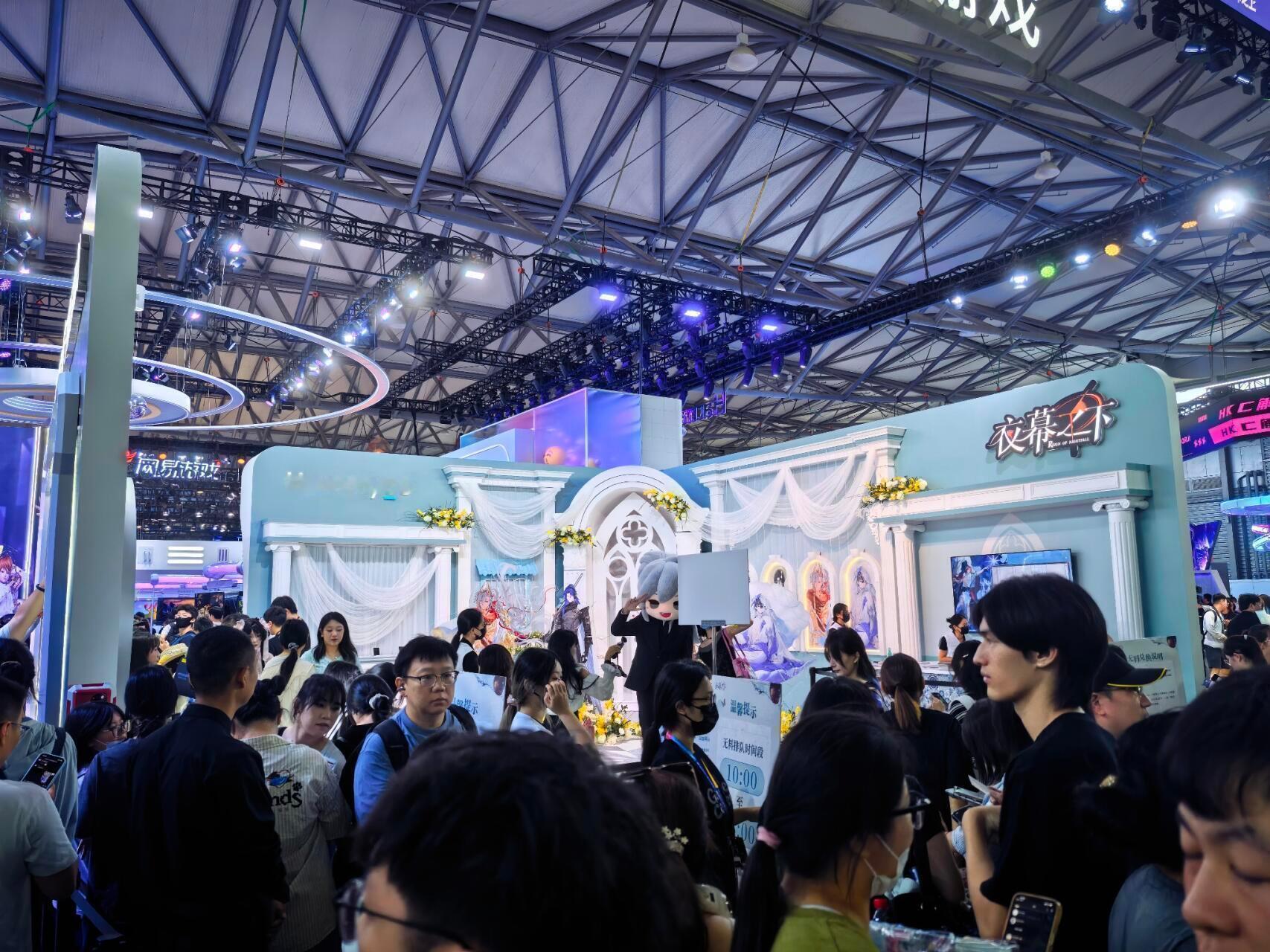 游戏CJ游戏展台开启人从众模式夏日游趣狂欢季此刻游我主宰大批玩家齐聚ChinaJ