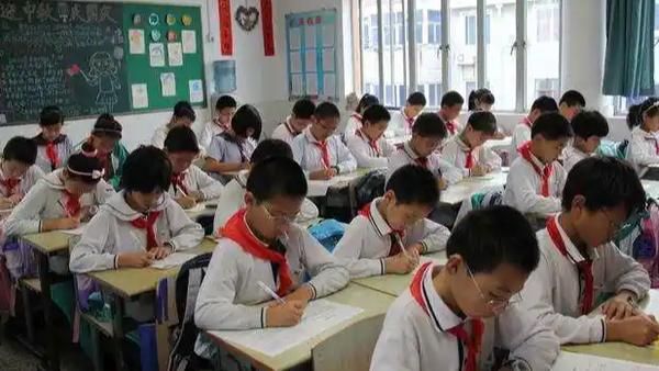 教育部办公厅最新印发的《关于进一步加强中小学日常考试管理的通知》，针对不同学段的