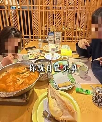 “你放下！”
男人一只手死死按住那盘热气腾腾的烤榴莲，冲着年轻的服务员吼。那盘榴