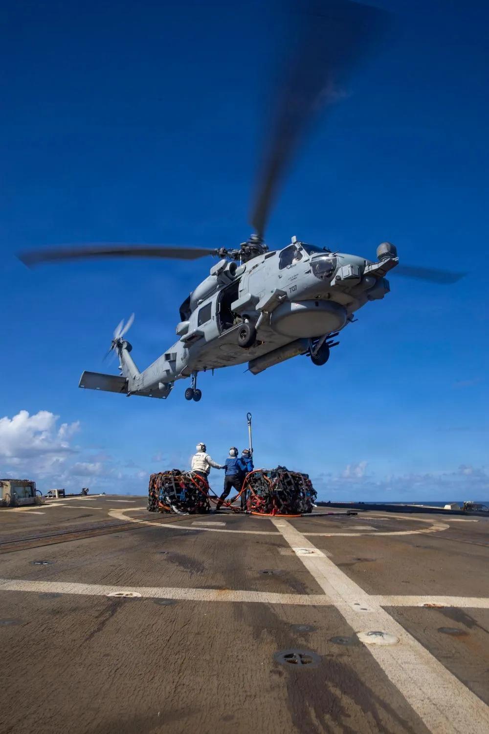 美海军海上打击直升机第70中队的一架MH-60R“海鹰”直升机，在阿利·伯克级导