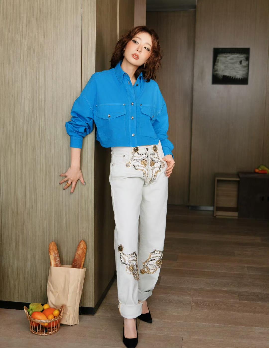 谁说高叶穿蓝色不好看
明明很好看嘛……

瞧，穿蓝色短外套的高叶
已然美成了一片