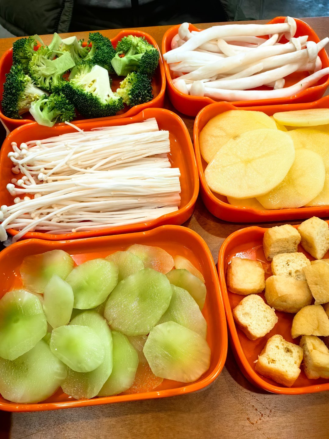 *在路上*药膳鸡...连日的雨，暖和一下...安徽芜湖市...太清淡了，配上不辣