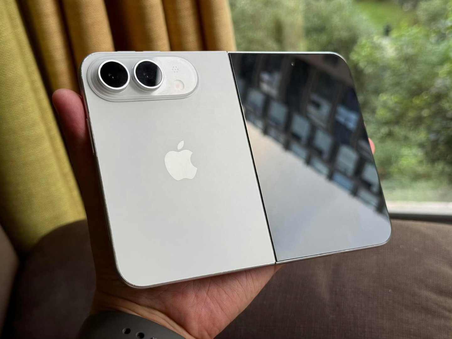 首款折叠iPhone安卓折叠都更新好多轮了，苹果现在才下场。也不知道是跟着别人的