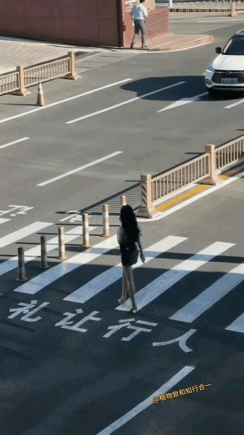 行人过马路，居然没有一个让行的。