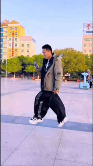 凌空漫步，
其实是视觉导致！
看似脚不沾地，
实则每一步都脚踏实地，
只是脚速加