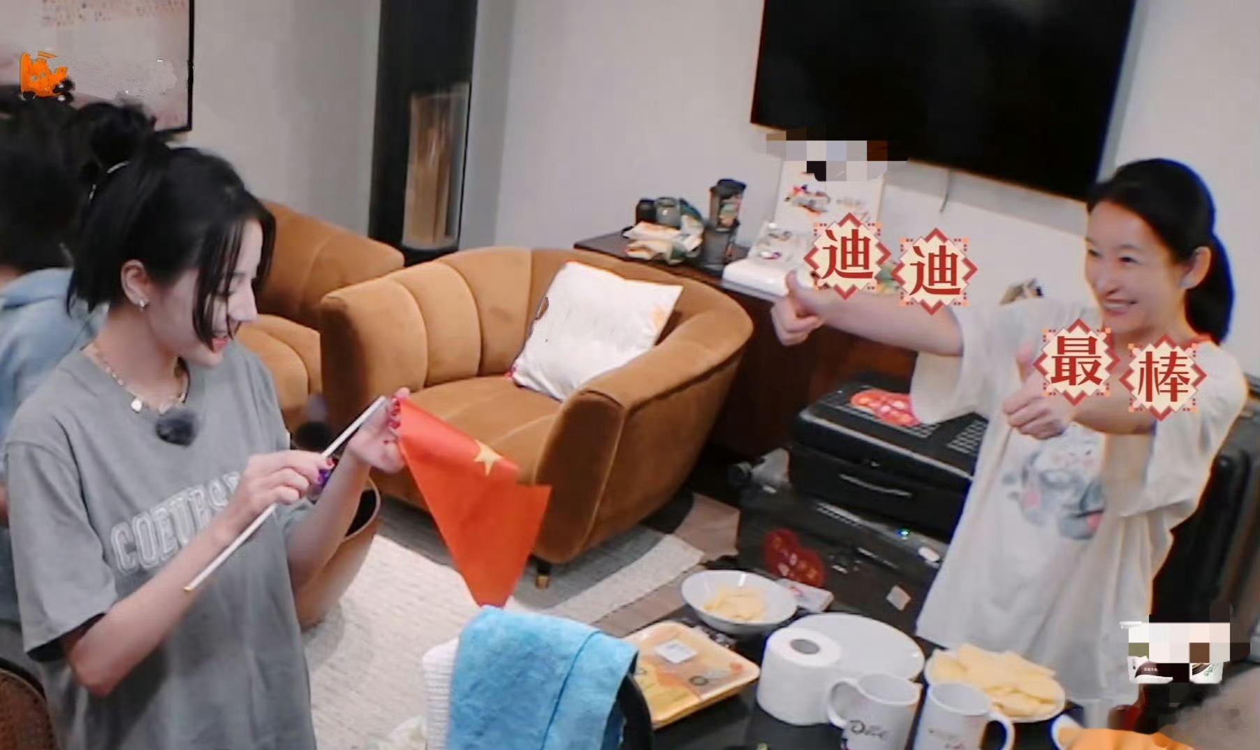 #迪丽热巴特意带了国旗# 迪丽热巴真的将爱国刻在了骨子里[送花花]国外旅程也时刻
