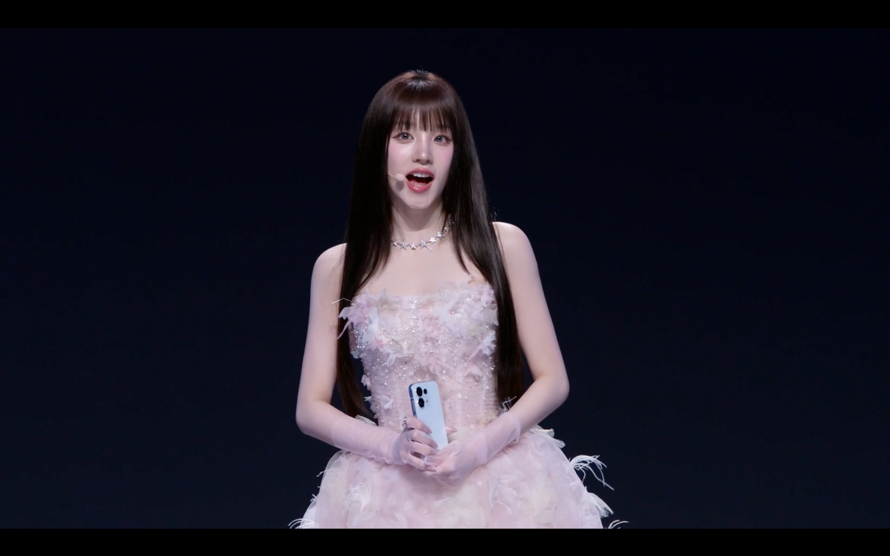 OPPO Reno 16 系列的“怦然星动”配色在后盖上有一颗3D 悬浮星球，采