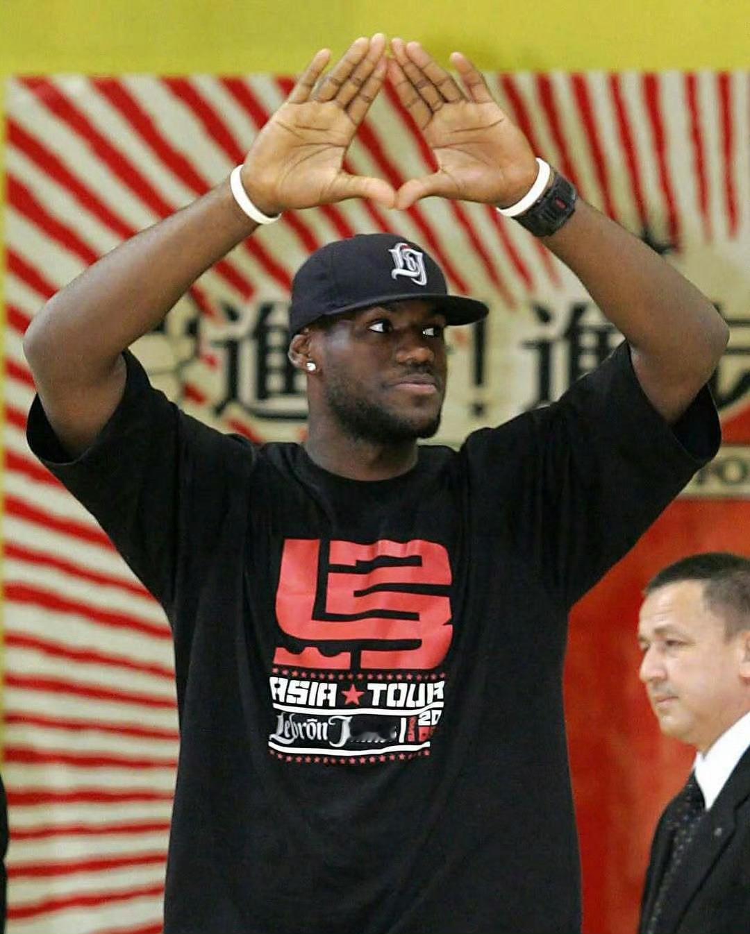 骑士詹姆斯nba詹姆斯中国行 猜猜老詹今年中国行会不会比出这个手势[doge] 