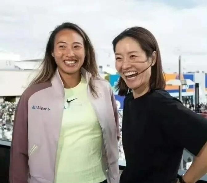 郑钦文这次打进法网八强可太牛了！

咱们就拿娜姐来对比一下，李娜打了八届法网，也