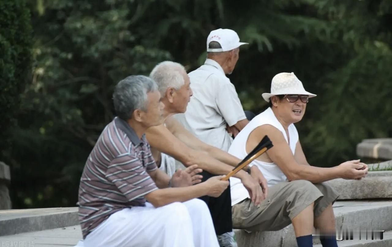 退休后别再做“守财奴”！但也别当“月光族”

隔壁老张退休金5000，顿顿白粥配