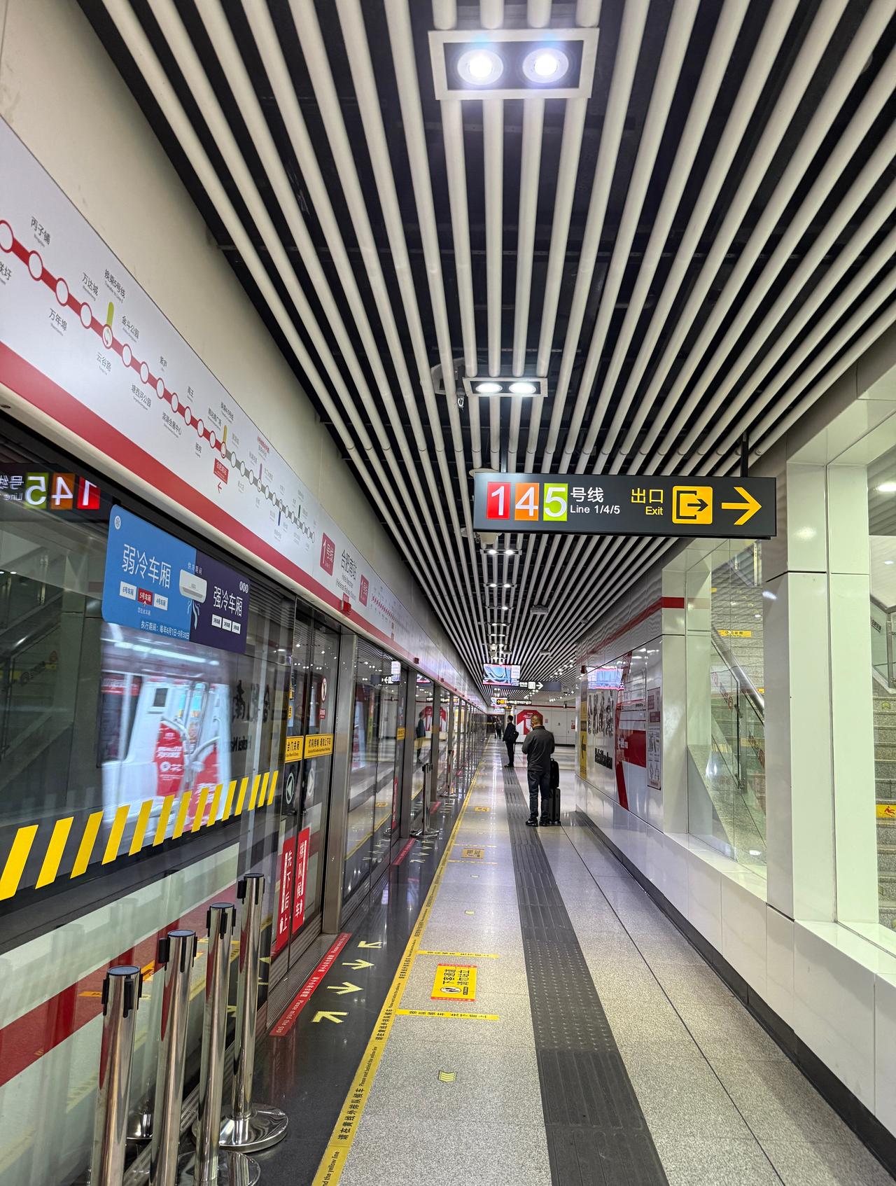想不到合肥的地铁比深圳运行的还要晚，挺方便的。 ​​​
