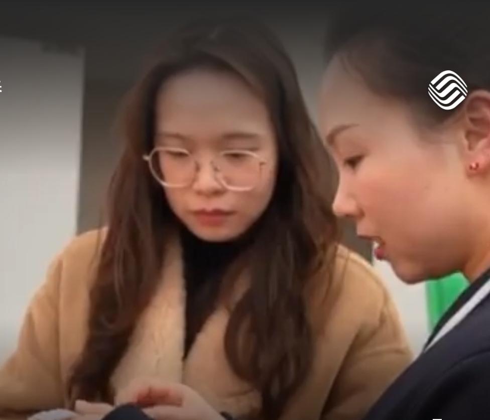 西北戈壁之上，中国华能的巨型风机阵列在雪山映衬下缓缓转动，首批机组成功并网，将高