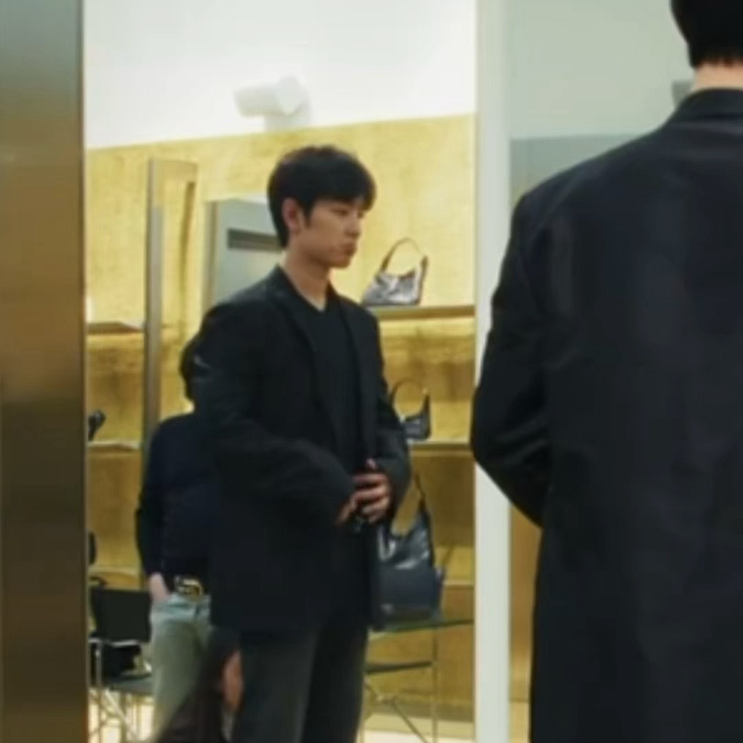 被肖战的小表情可爱到了，很明显他不喜欢这套哈哈 