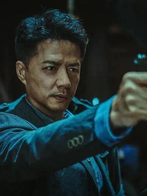 看了《扫毒风暴》，段奕宏的演技堪称一绝！他演的缉毒警林强峰，有卧底时留下的江湖气