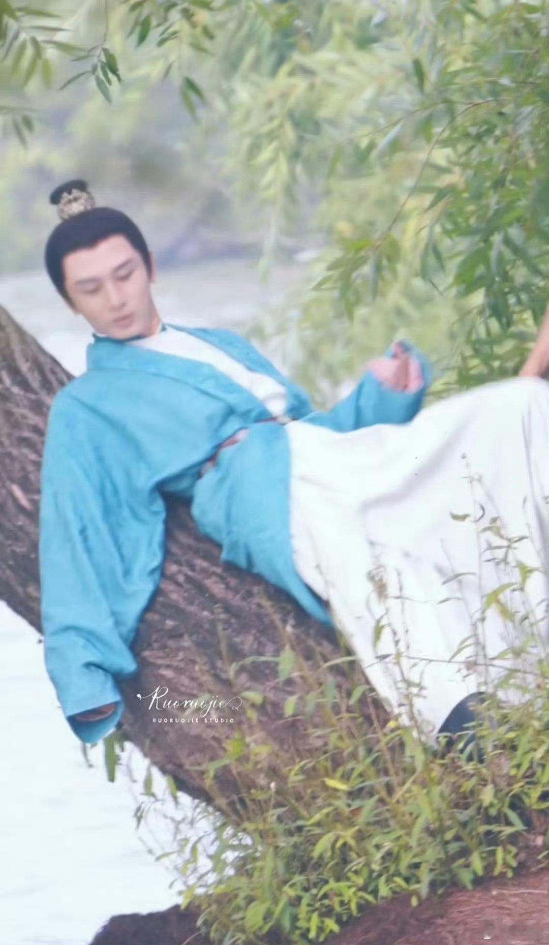 成毅两京十五日爬树路透成毅两京十五日爬树拍照路透看路透就被打动了！成毅爬树时的专