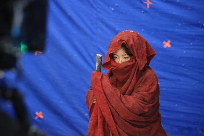 #赵露思青丝载雪涅槃新生#赵露思青丝载雪宛如凤凰涅槃新生，红袍披风的战损造型，尽