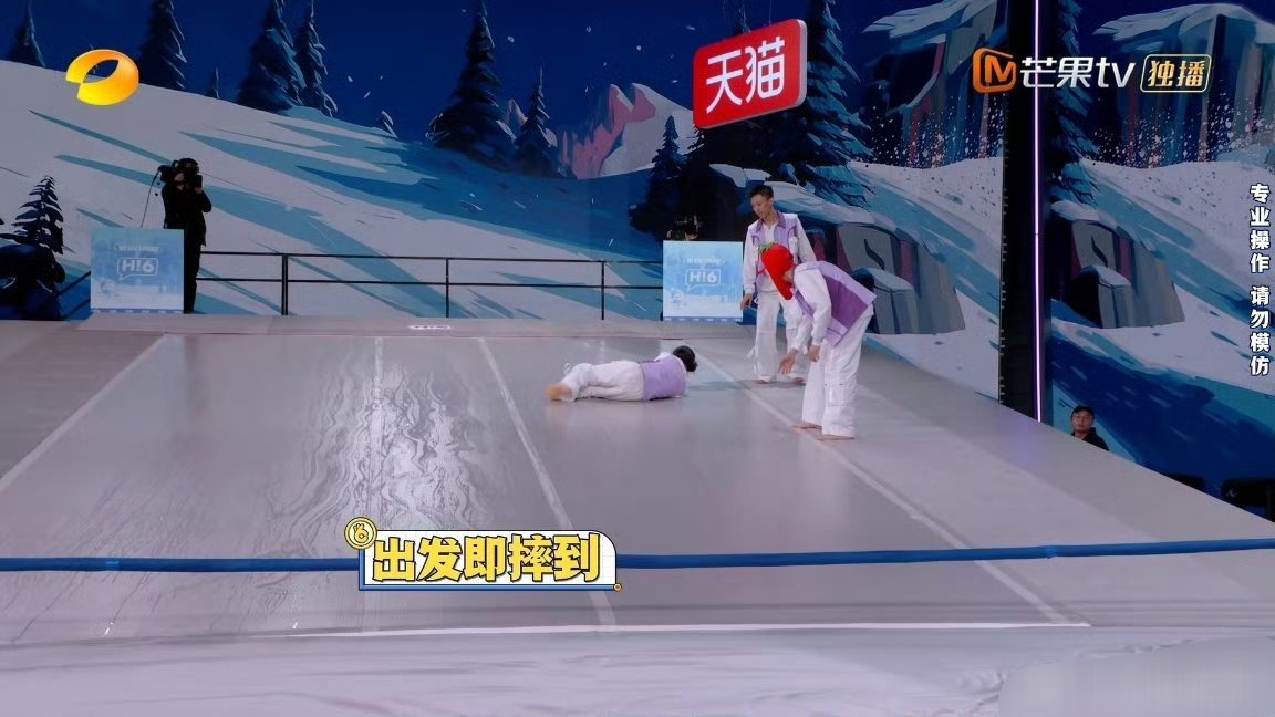 心疼沈月但好笑别人玩滑坡是丝滑闯关，沈月直接解锁“体操式滚落”，转体落地那下又心
