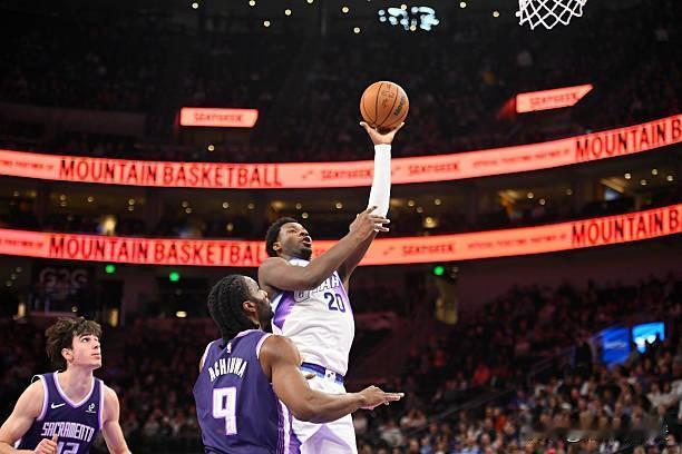 小贾伦·杰克逊的手术原因是因为膝盖色素沉着绒毛结节性滑膜炎。特地查了一下，这病还