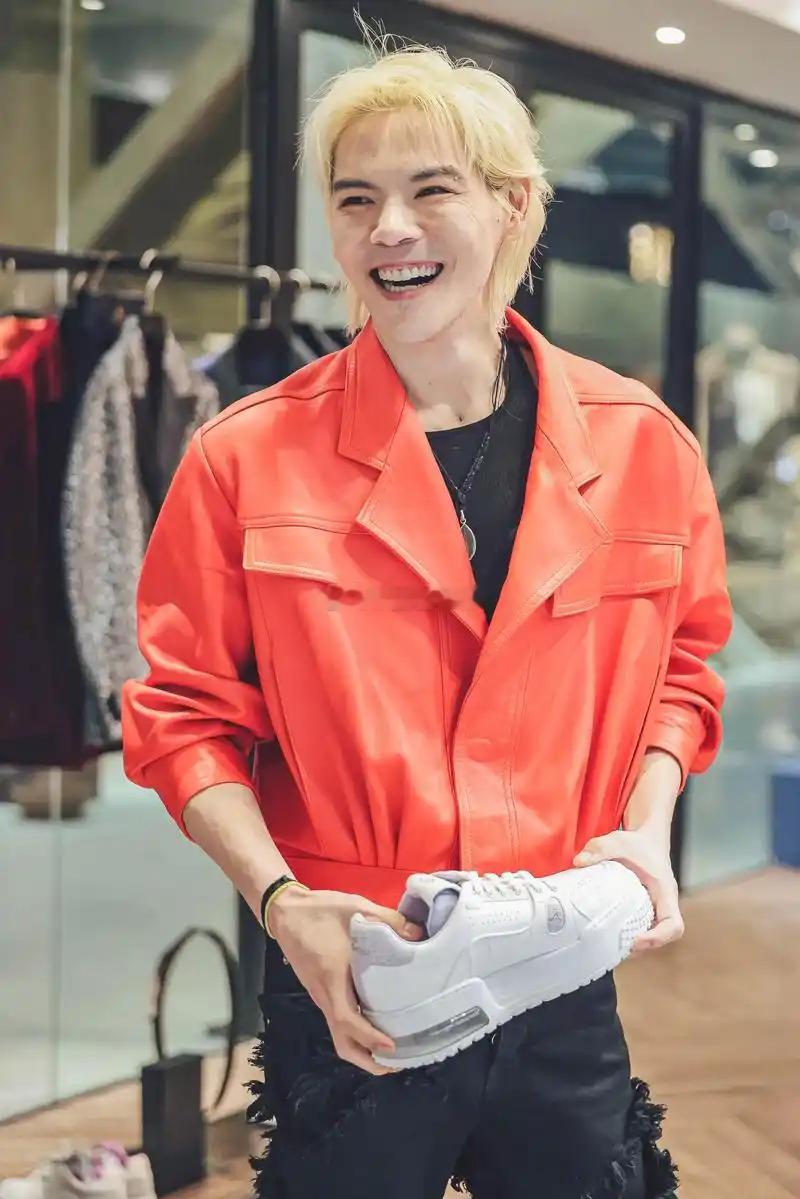 向太陈岚在视频中自曝：曾亲手拆散向佐多段恋情。她直言，向佐二十几岁还没赚钱能力时