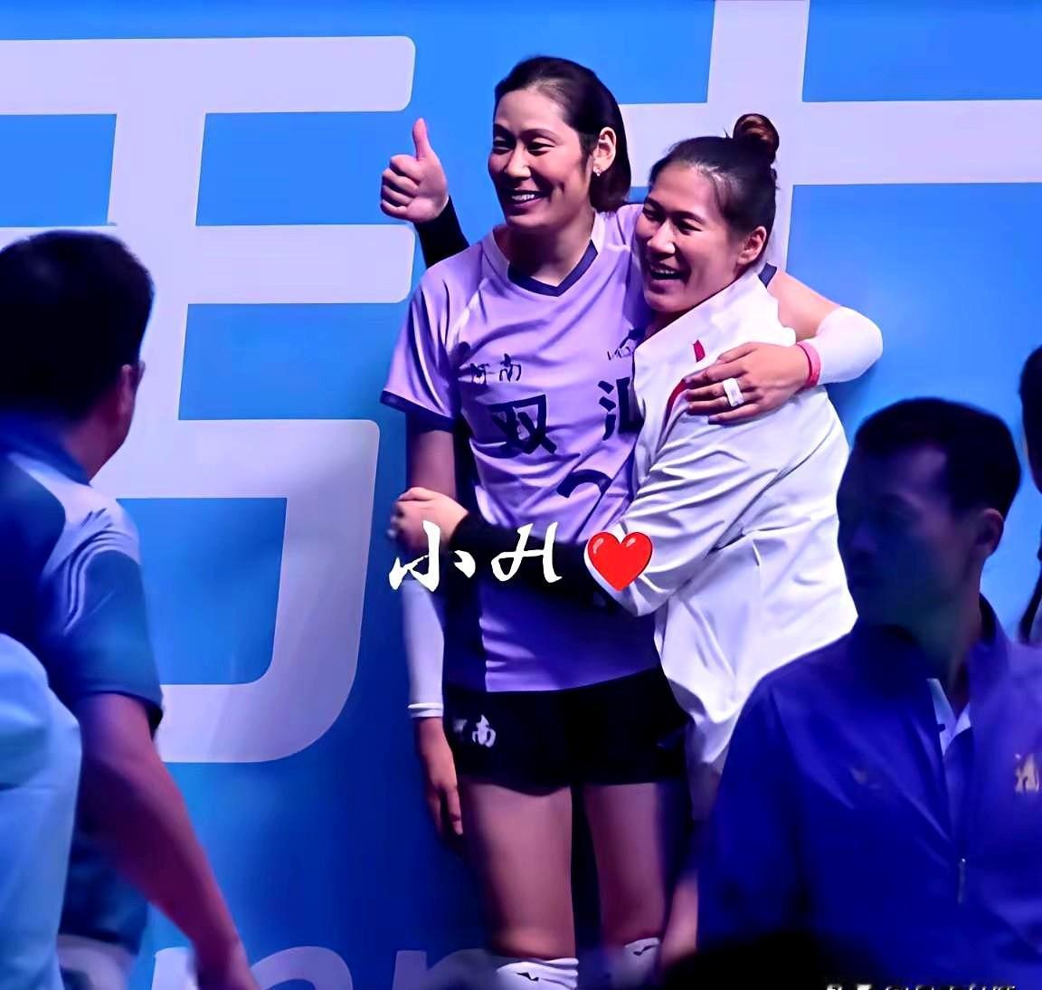 朱婷所在A组六个对手五个不同程度与朱婷互动合影。
王云蕗先后两次拥抱朱婷，像个撒