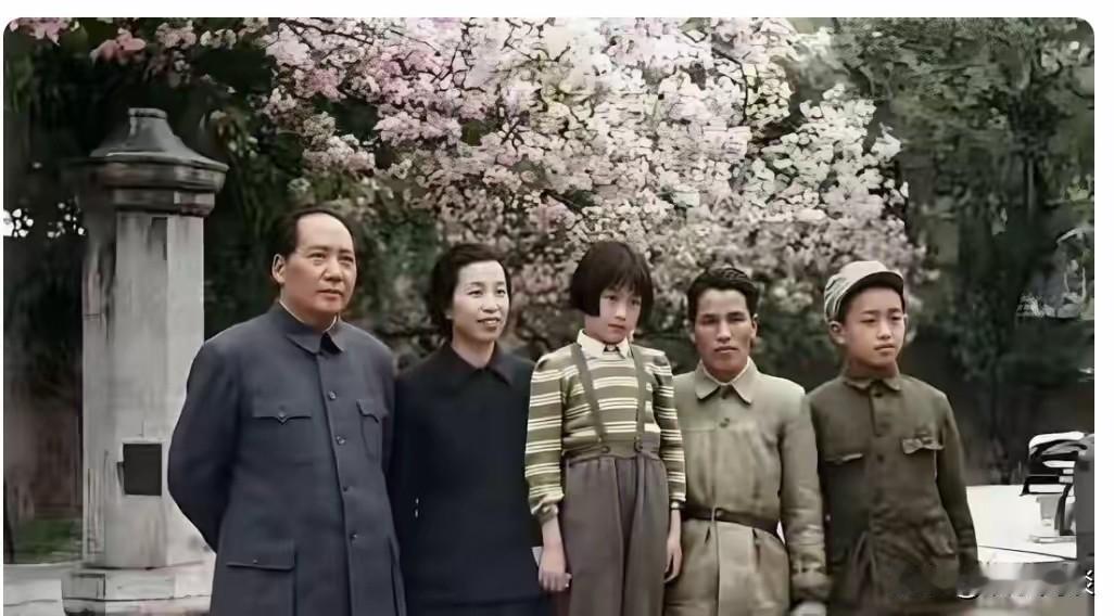 一张十分珍贵的历史老照片，拍摄于1949年的北京香山。
画面中五人整齐站立，左起
