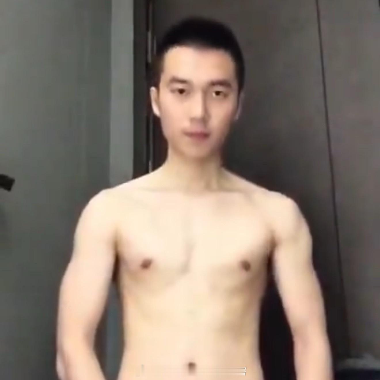 so🍚采访女记者得知薄肌帅哥买了新的乐高，迫不及待就要采访，没想到还是限定的 