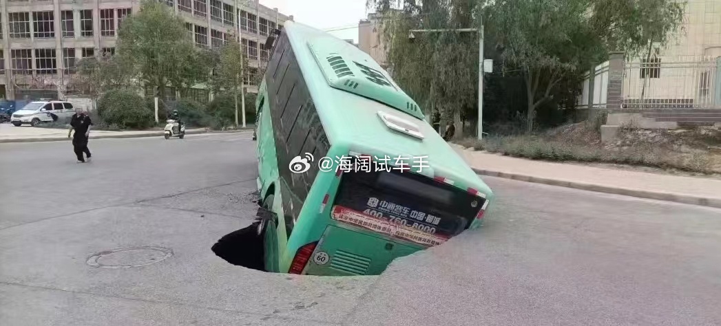 这辆大巴车的修复费用谁出啊？？？海阔试车超话