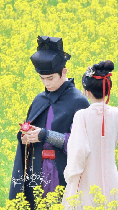 《司宫令》丁禹兮宋祖儿今天路透看上去不错诶！油菜地里 簪花 放风筝 看看他俩有c