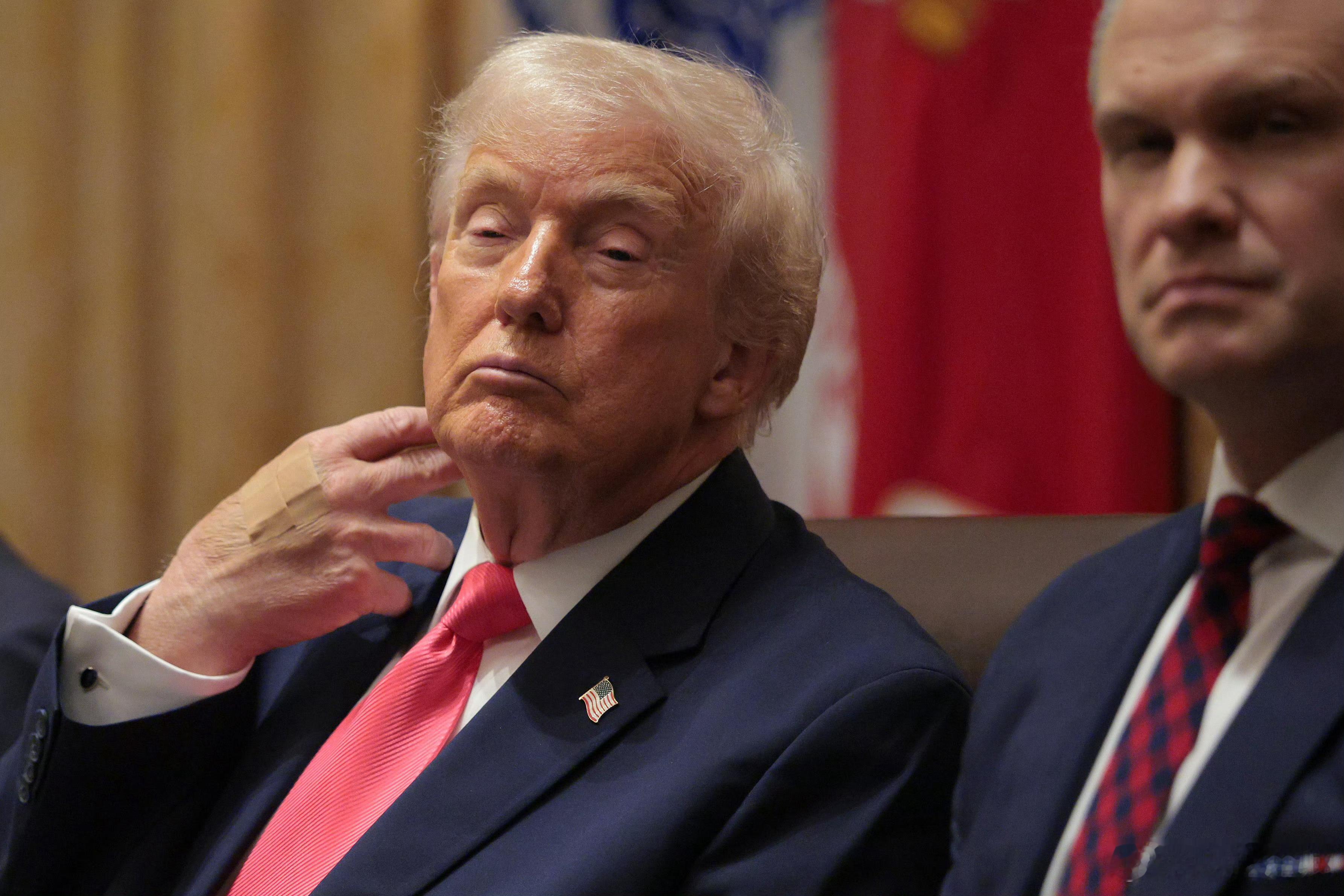 特朗普透露，因为贸易逆差，他原本打算对瑞士征收30％关税的。但瑞士总统在通话求饶