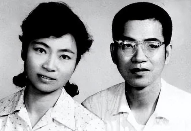 1980年，已经47岁的数学大咖陈景润，娶了个29岁的漂亮女军医做老婆。他们结婚