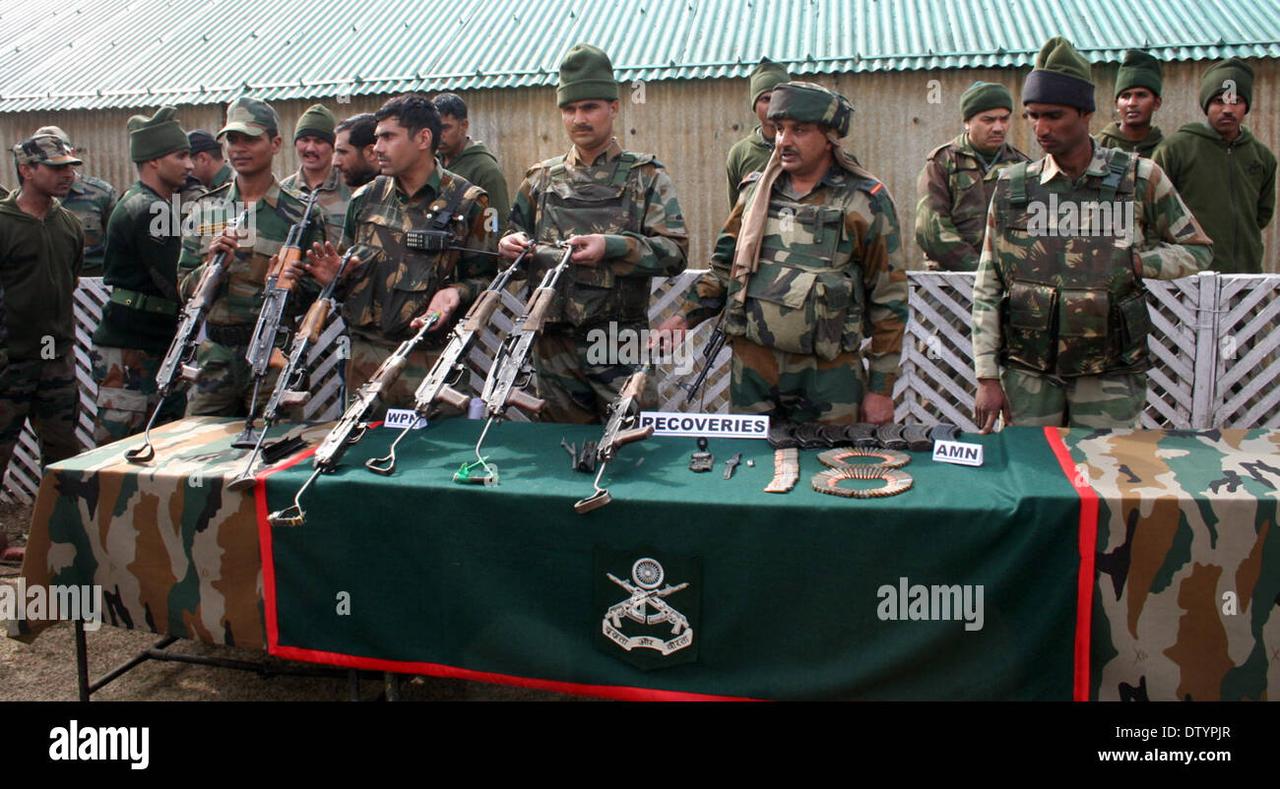 印度士兵在克什米尔缴获的巴基斯坦武装渗透者的罗马尼亚产步枪
枪托和护木是罗马尼亚