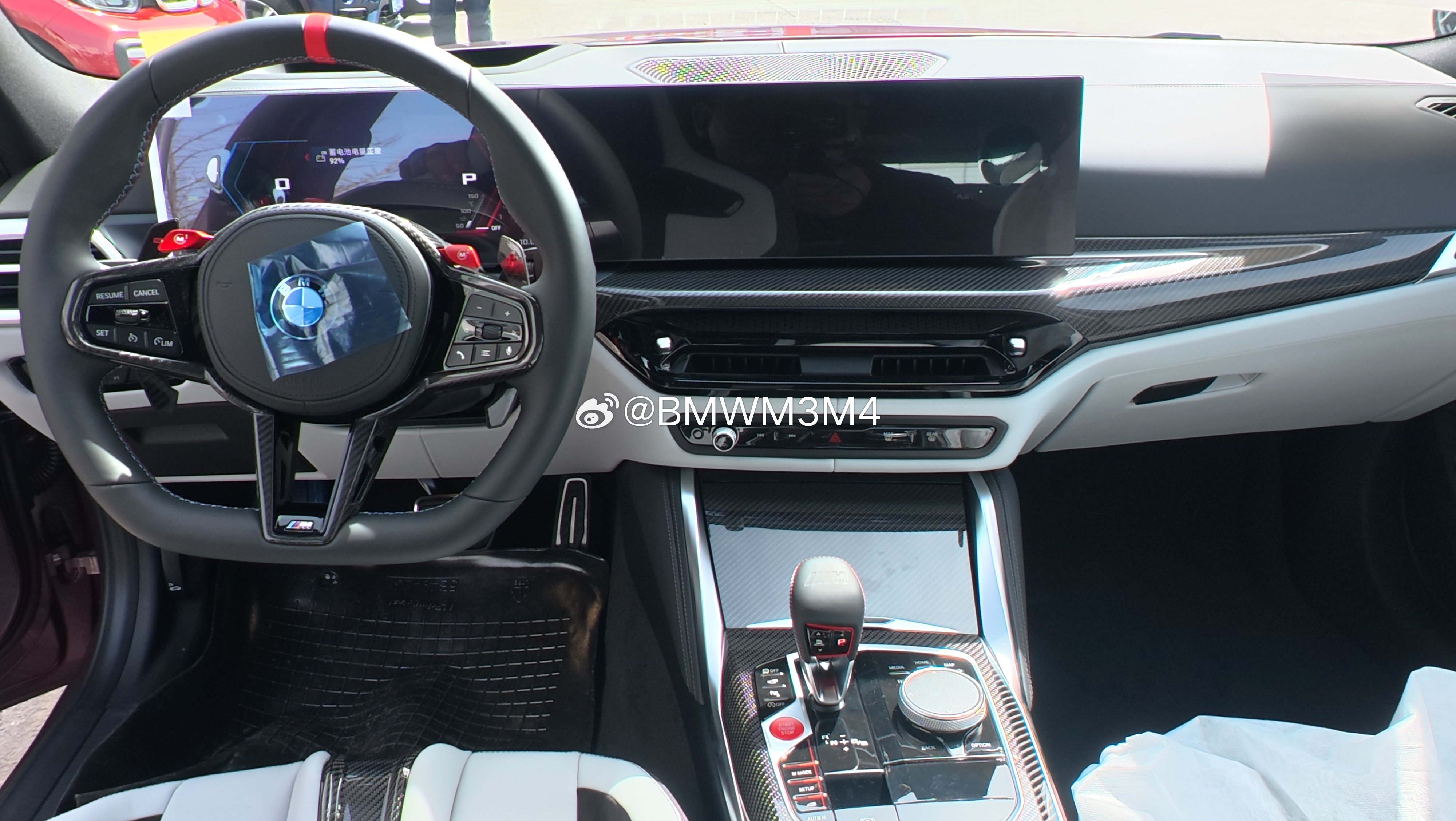 M3旅行，现车指导价:94390018575693676外观:天鹅绒紫内饰:银石