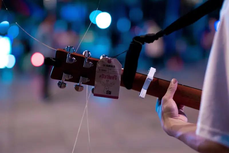 2026年春运第四天，成都铁路公安处乘警冯思雄火了！他在车厢弹着吉他唱歌普法的视