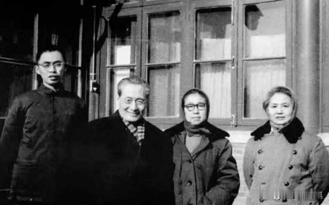 1972年10月，北京南小栓1号院内，从右至左分别是：张茜（陈毅元帅夫人）、陈帮