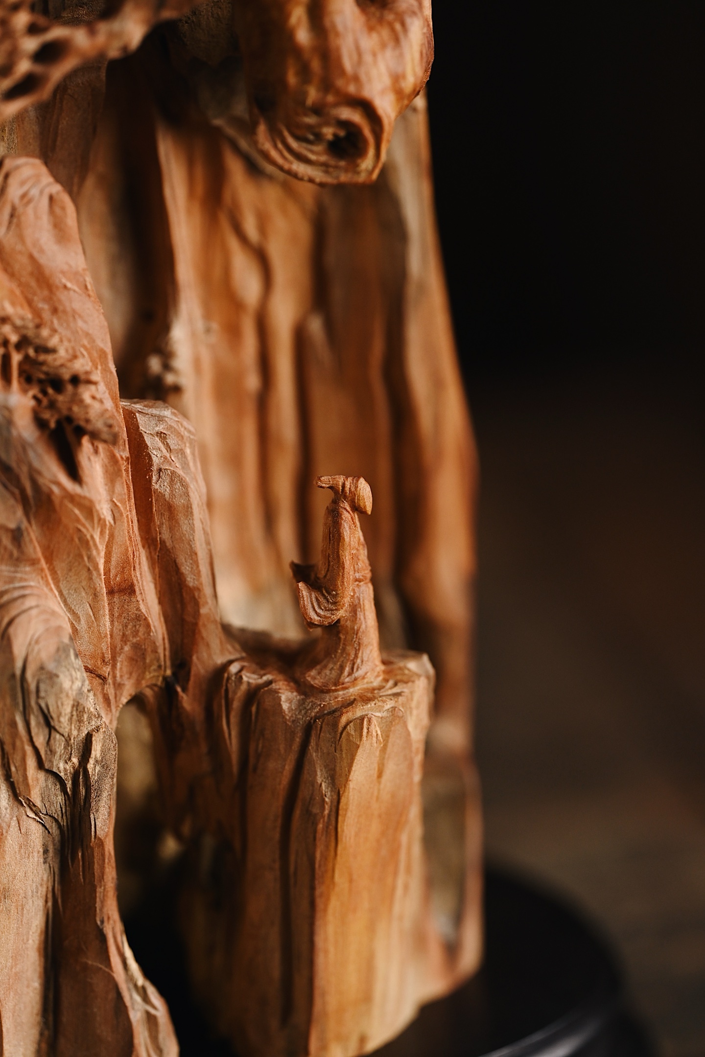 老山檀 | 观山听松 摆件取天然之形，融山水人文之趣。刀笔随木势流转，刻出危崖千