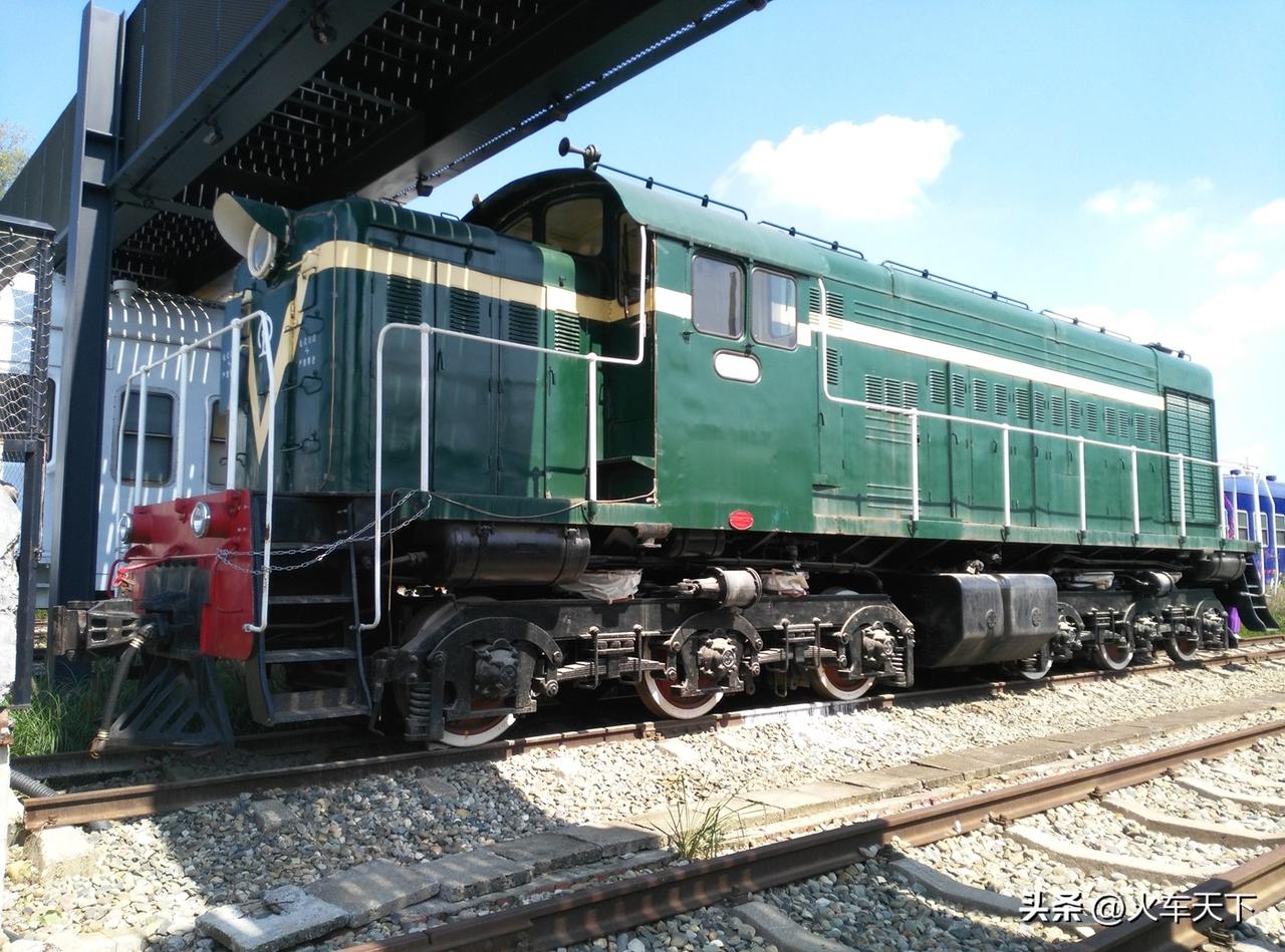 七年前在成都中车共享城看到一台退役的东风2型内燃机车，这也是东风系列内燃机车里面