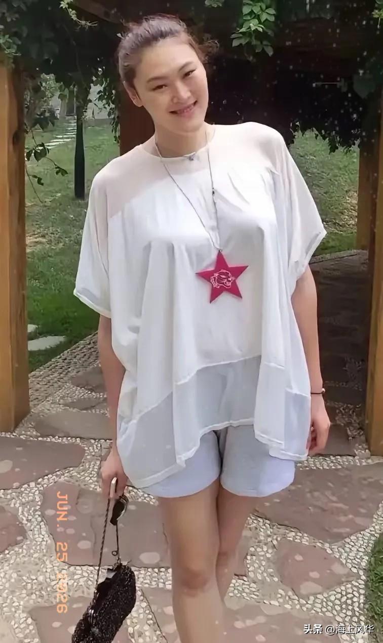 王一梅今年38岁，没当教练，没上综艺，也没开直播间。她现在是辽宁女排总经理，每天
