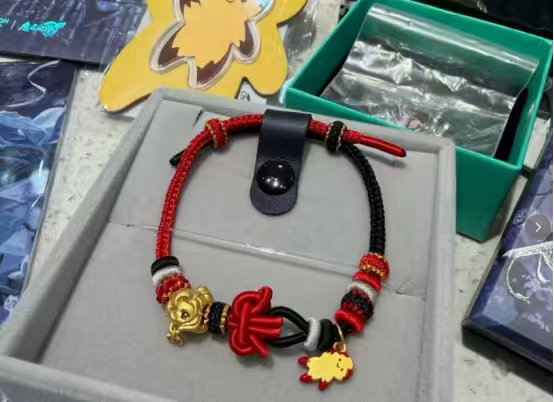 岁岁金安！蓝忘机 & 魏无羡磁吸款黄金转运珠锁死 CP，一边陈情笛一边忘机琴，芍