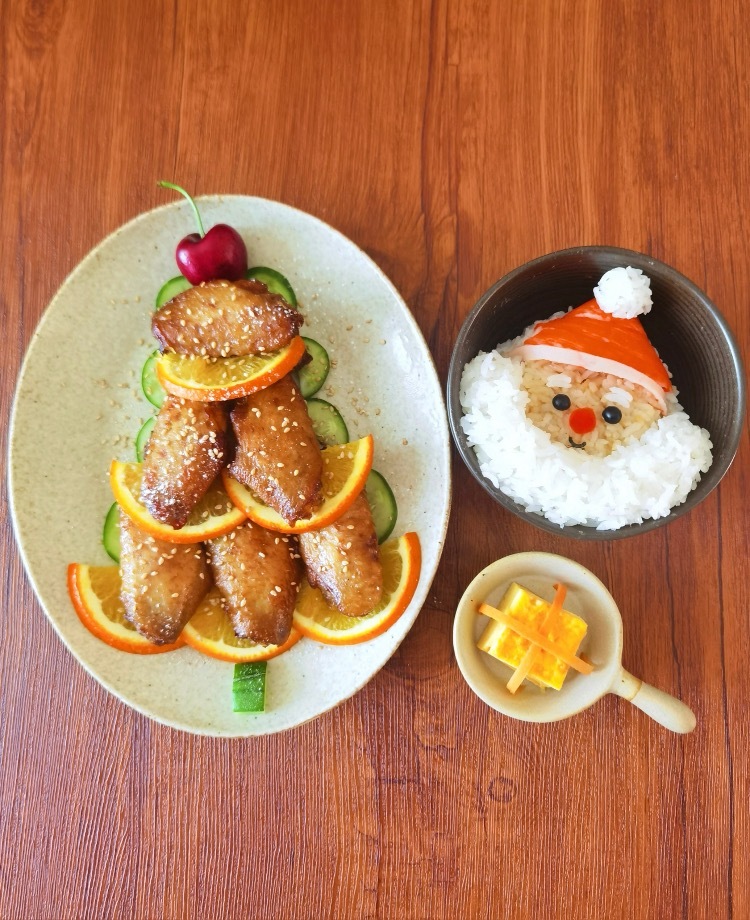 圣诞树鸡翅饭团🎄孩子超爱吃的！用鸡翅做圣诞树，加上可爱的圣诞老人，应该没有孩子