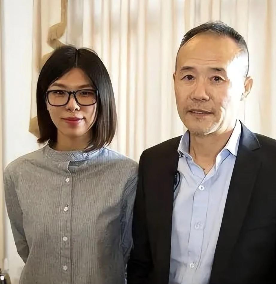 王石有两个女儿。
他和现任田朴珺生的小女儿才5岁，如今王石的“恋爱脑”“女儿奴”