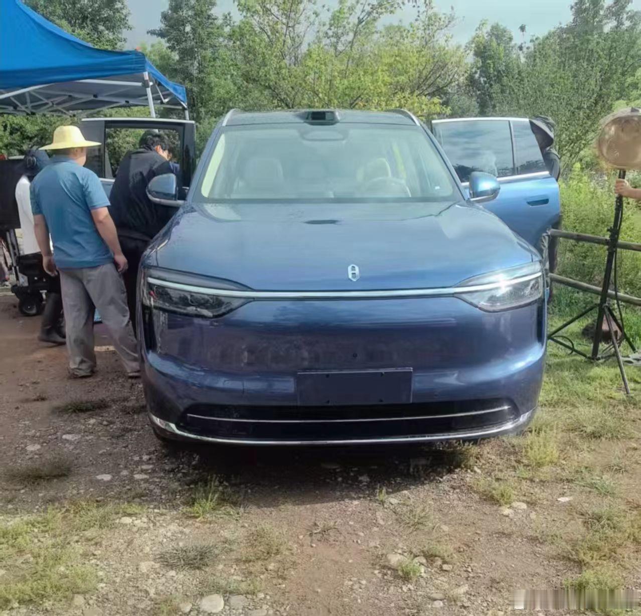 问界M7就这样被曝光了，车头造型上直接照搬问界M8车尾用了贯穿灯组，造型很有辨识