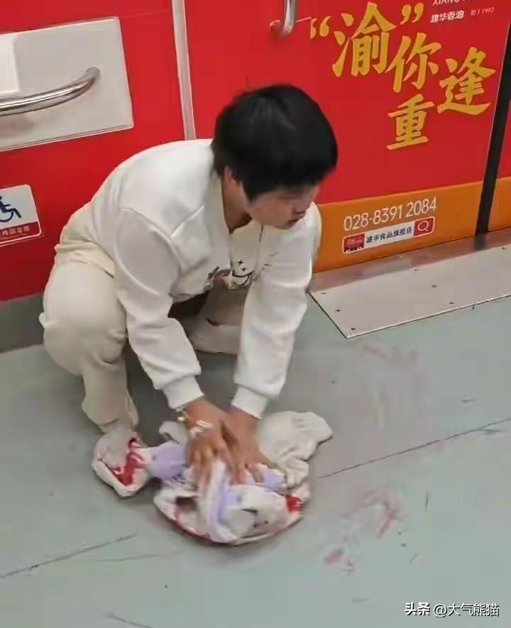 真是泪目了！
3月23日，发生在重庆1号线上的这一幕，真的是让人看了心酸不已，一